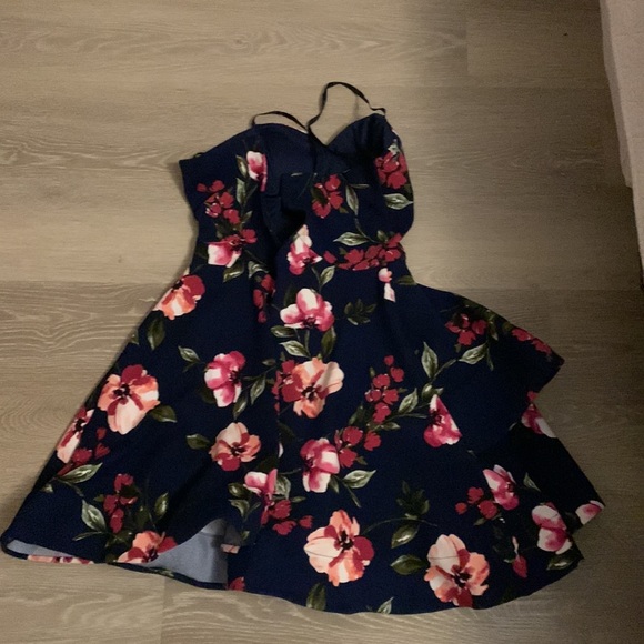 Woman’s extra small dress - Picture 2 of 5